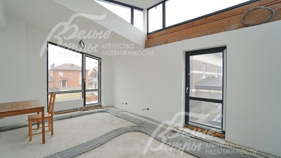 На 2-ом этаже 2 спальни по 19 кв.м и кабинет