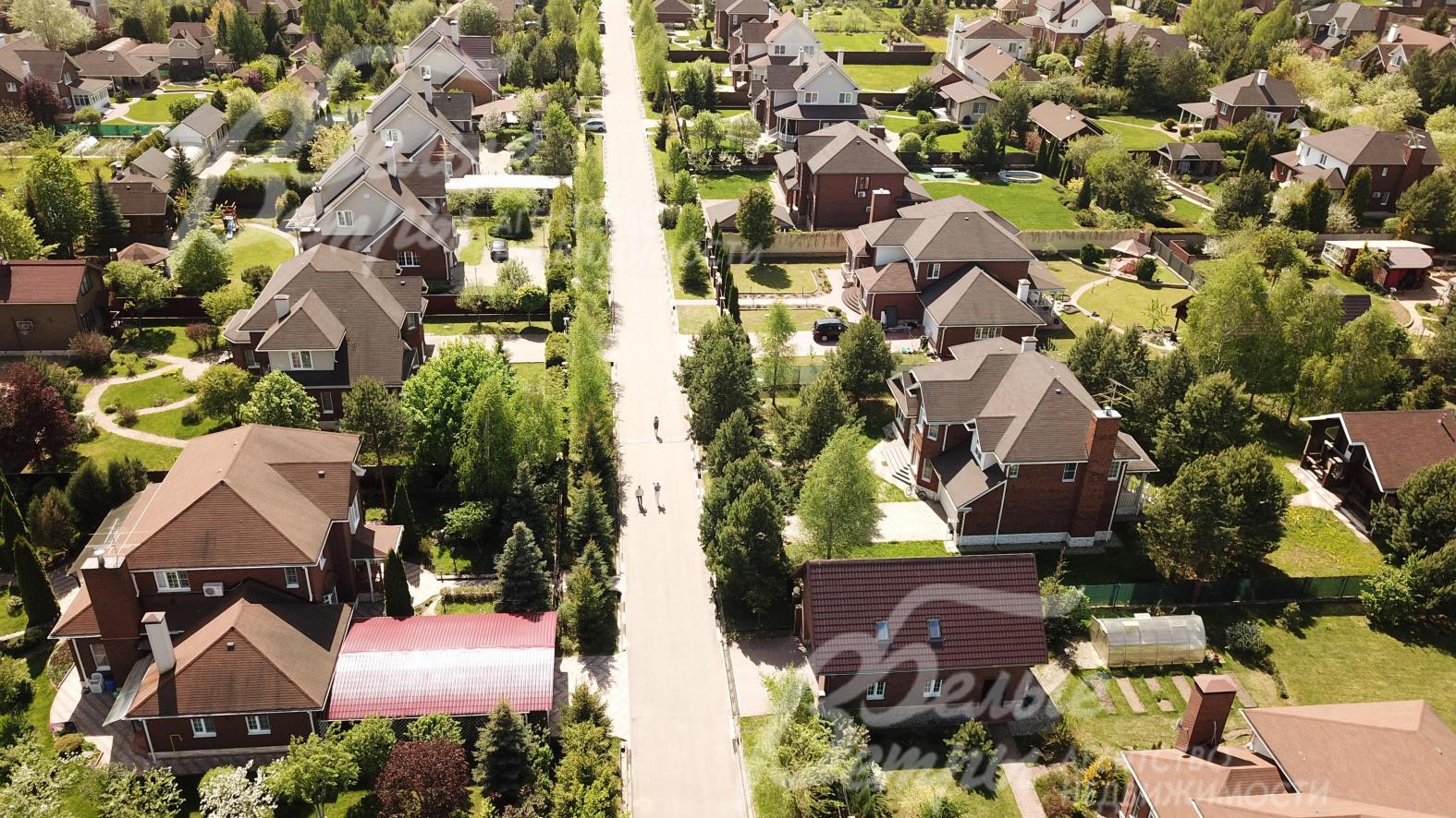 Дома в поселке Ильичевка в едином стиле