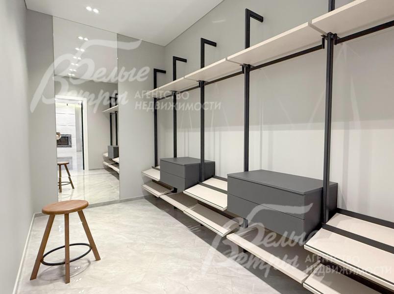 В гардеробной при мастер-спальне - системы хранения от студии Giulia Novars