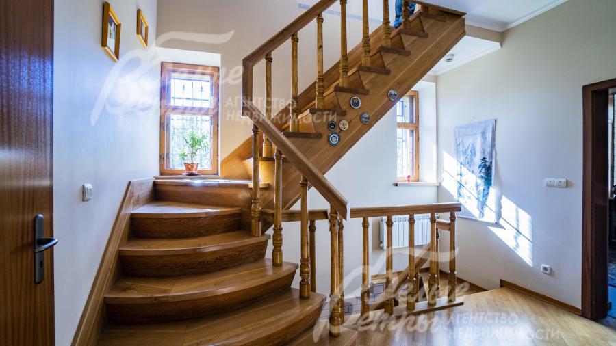 Лестница между этажами из дуба