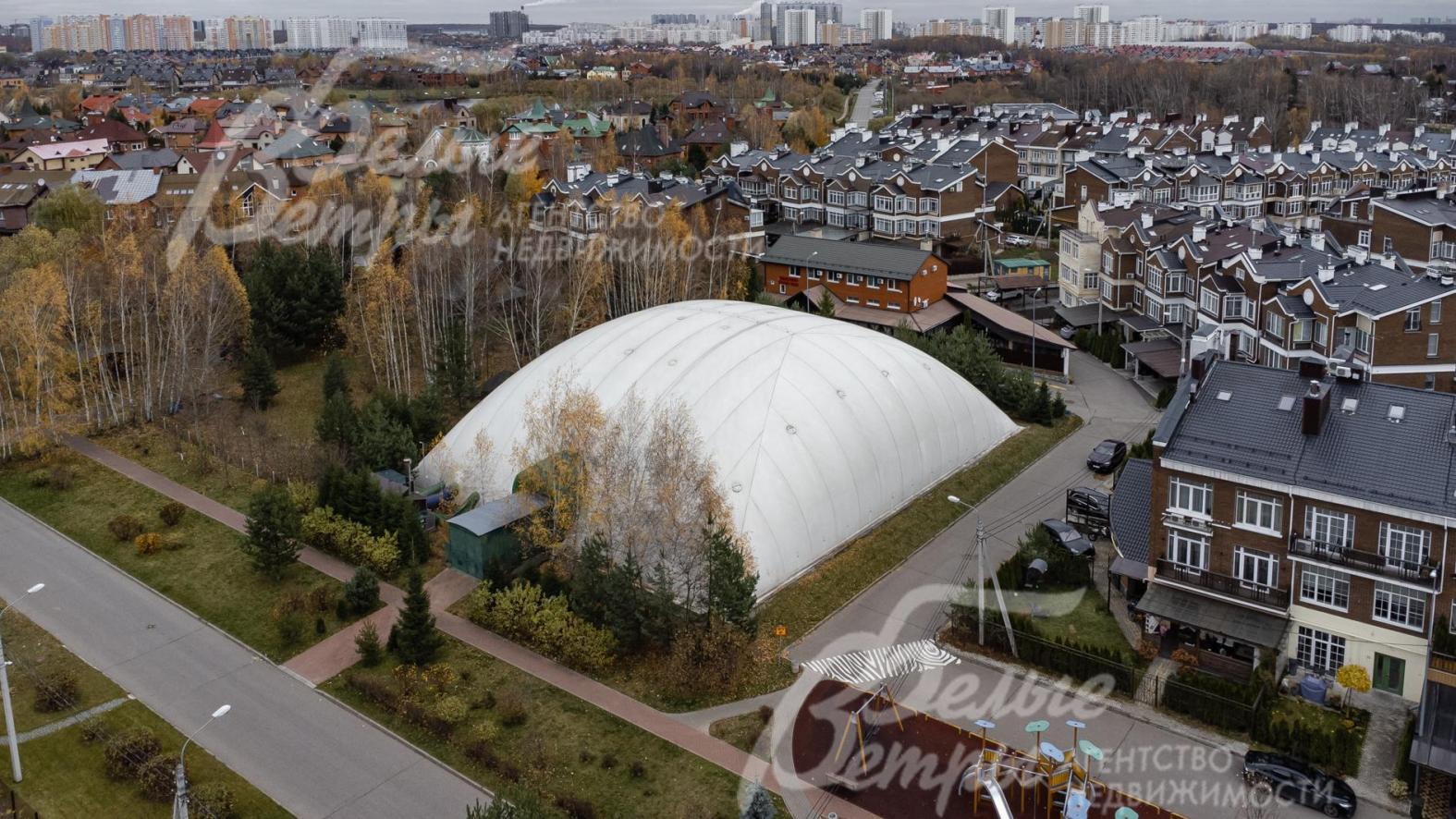 В поселке теннисный клуб Potapovo  