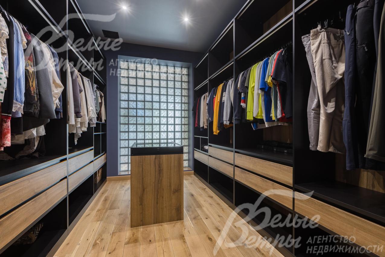 Гардеробная мастер-спальни (собственные гардеробные - во всех спальнях)