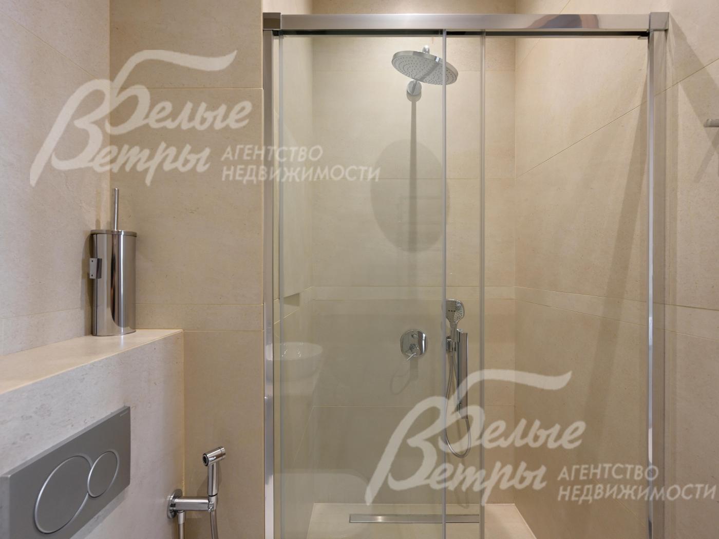 Общий санузел с душевой кабиной