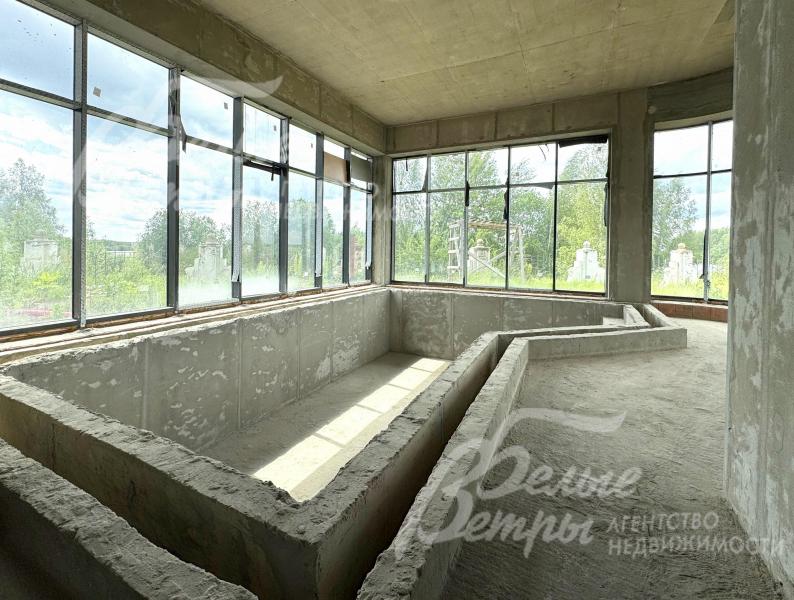 На первом этаже - спа-зона с панорамным остеклением всех внешних стен