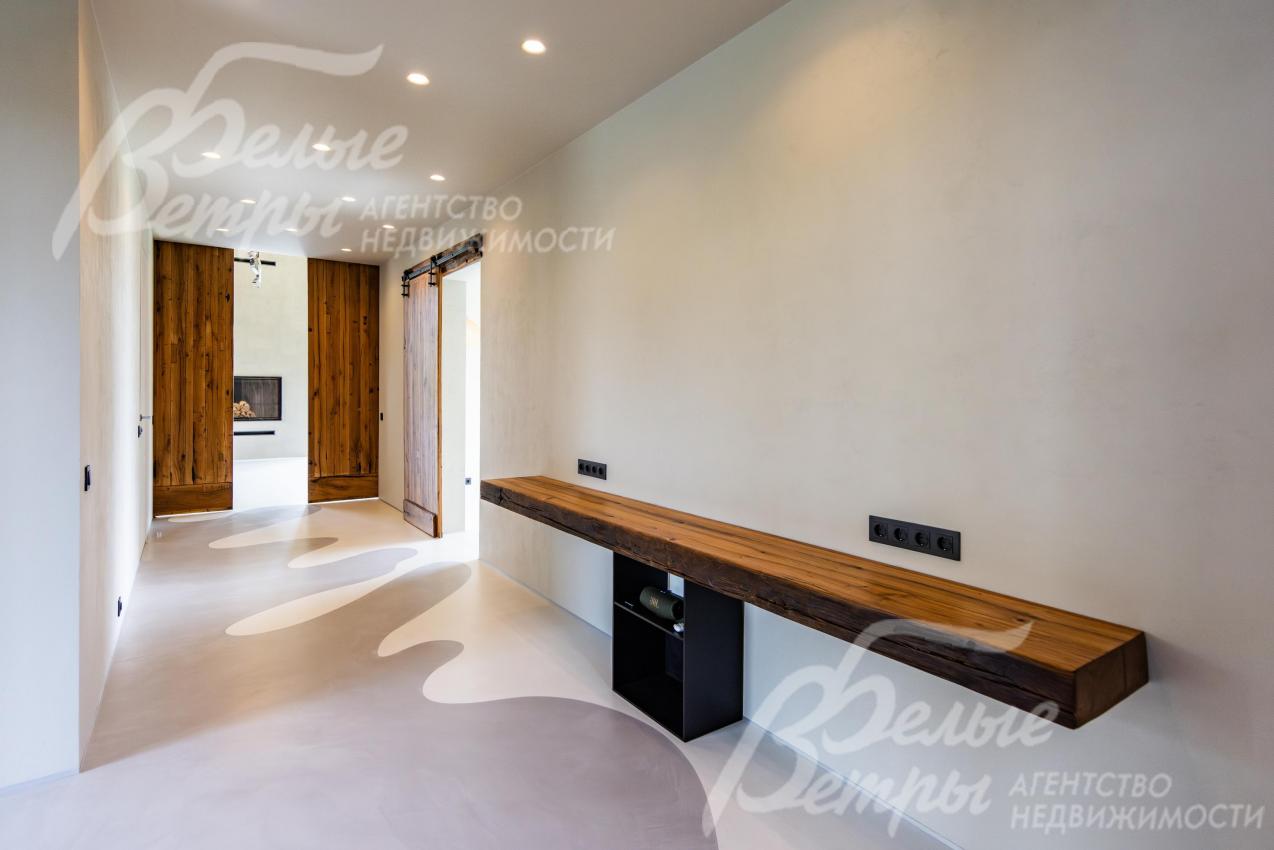 Консоли в коридоре из массива дуба по индивидуальному проекту.