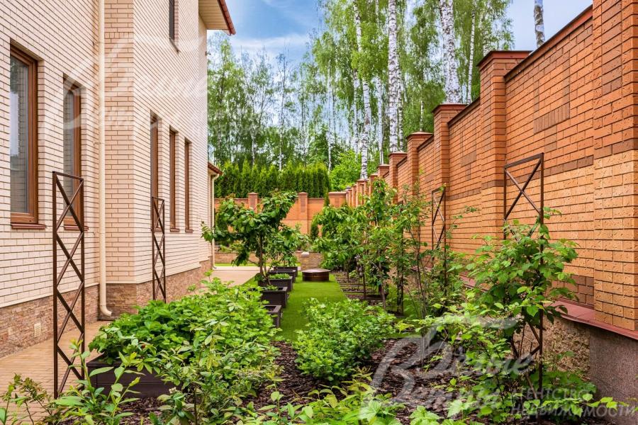 Участок огорожен забором из декоративного кирпича на монолитном фундаменте, облицованном натуральным доломитом