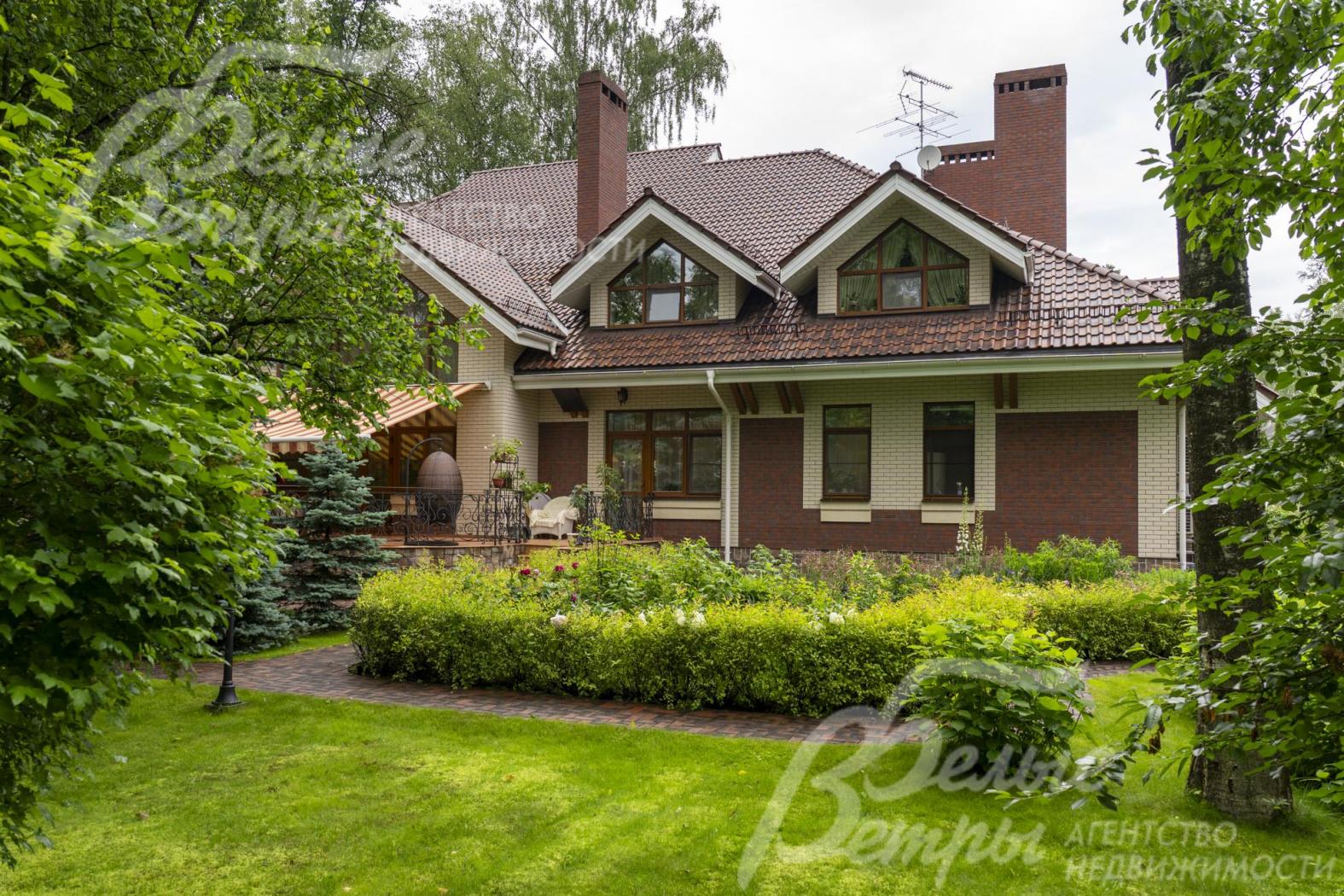 На участке уложен безупречный газон, установлено декоративное освещение