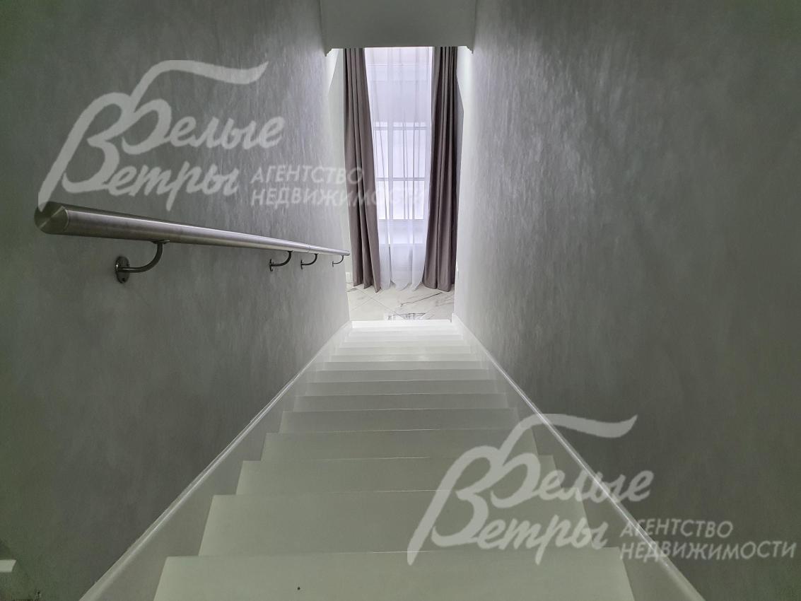 Удобные поручни на лестничном марше