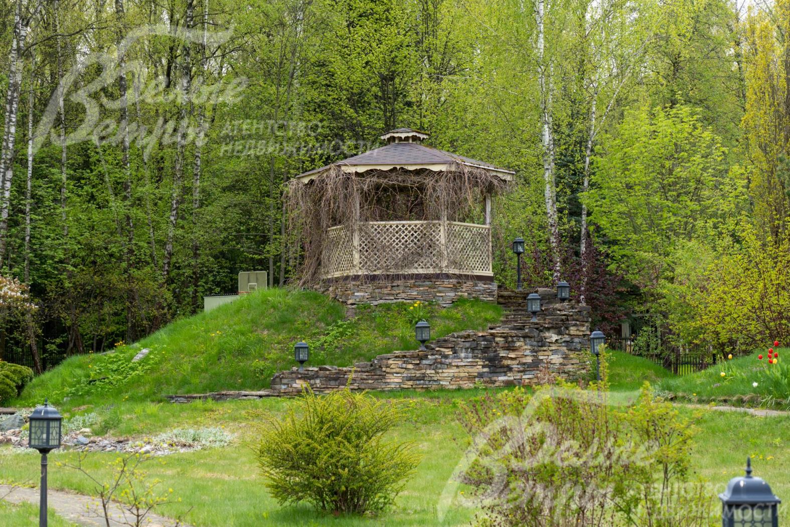 На небольшом холме стоит беседка (чайный домик)