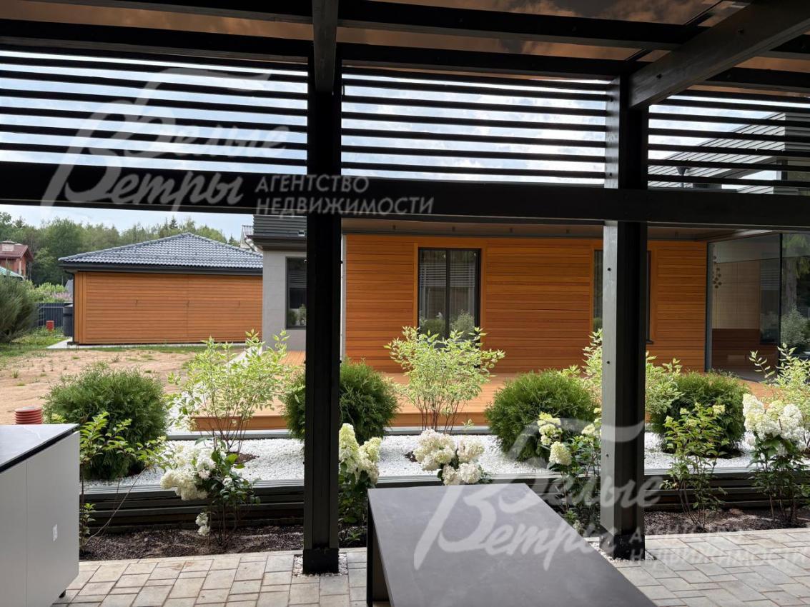 Вид из беседки на участок и дом