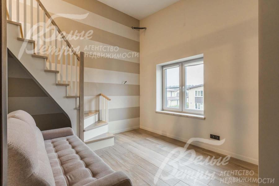 Есть спальня на первом этаже