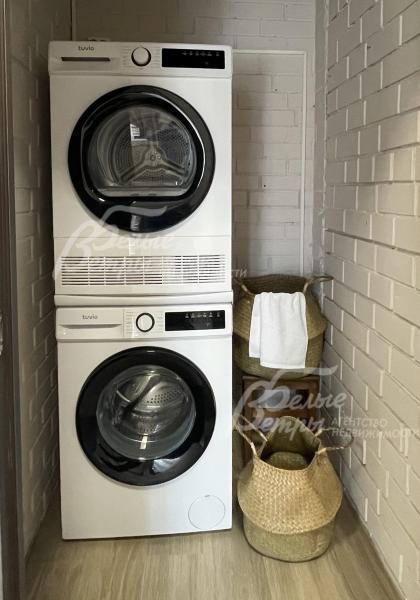 В постирочной стиральная и сушильная машины Tuvio