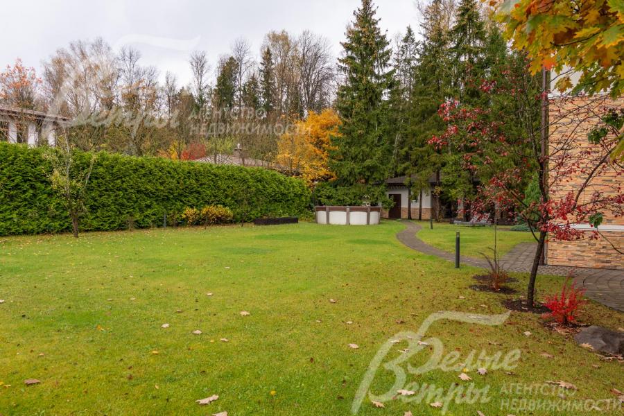 По периметру участка высажены туи, создающие естественную зелёную ограду