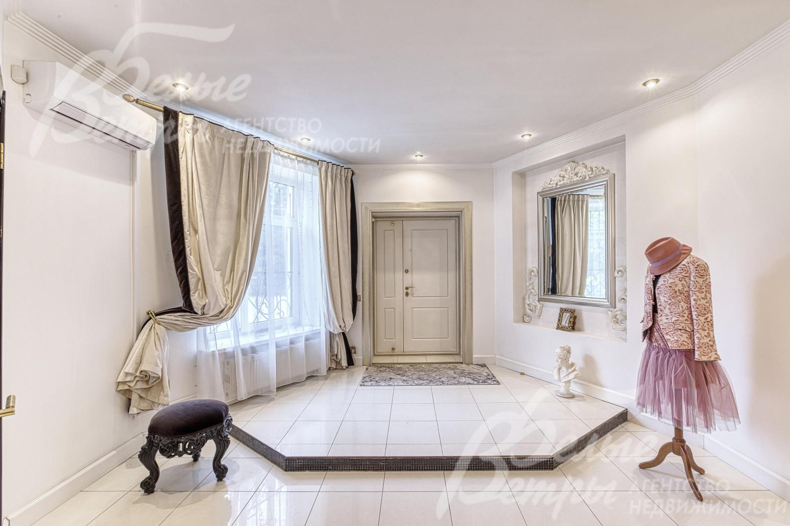 Вход-подиум зонирует пространство, придает интерьеру особый характер и динамику