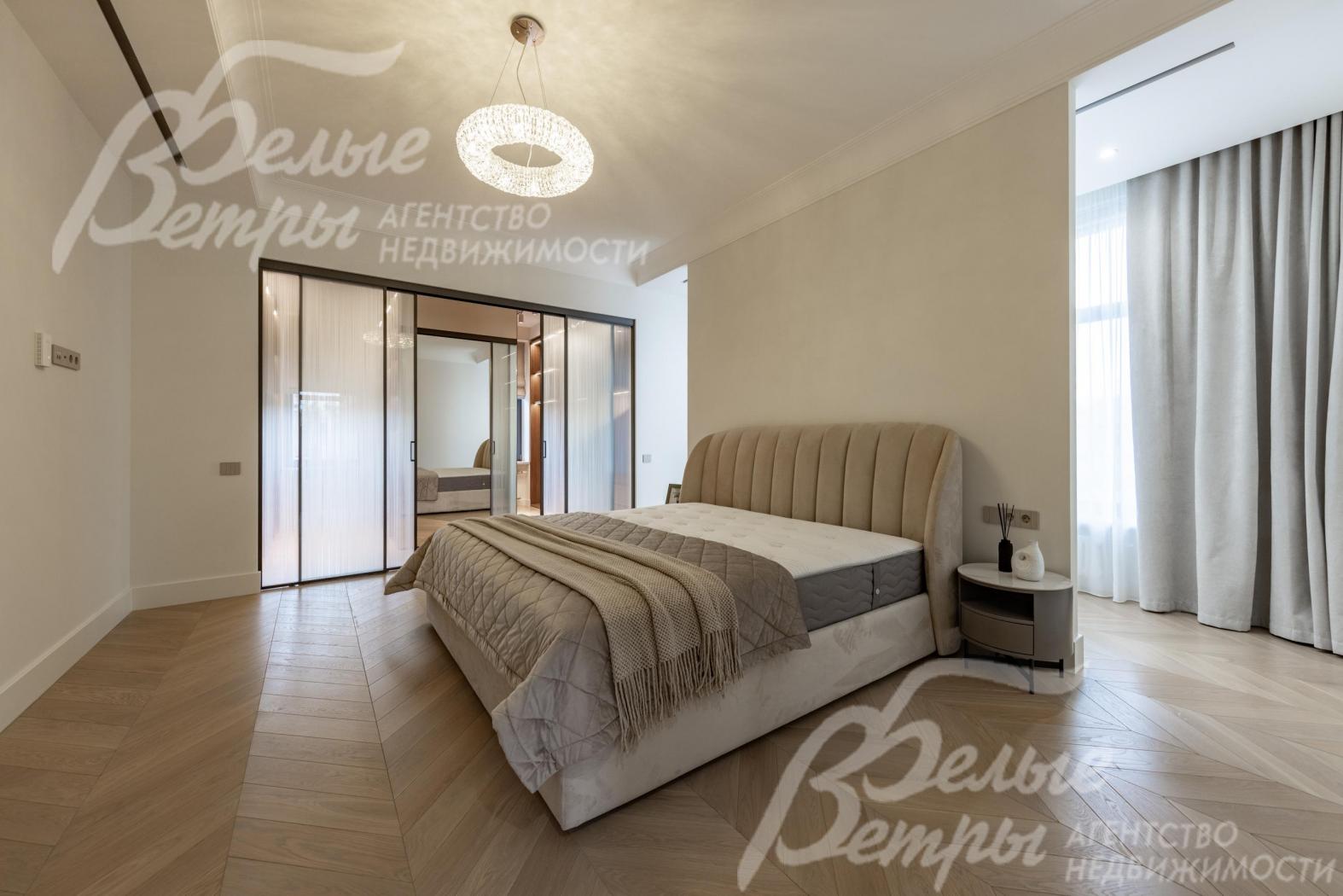 Главная мастер спальня с большой гардеробной и санузлом