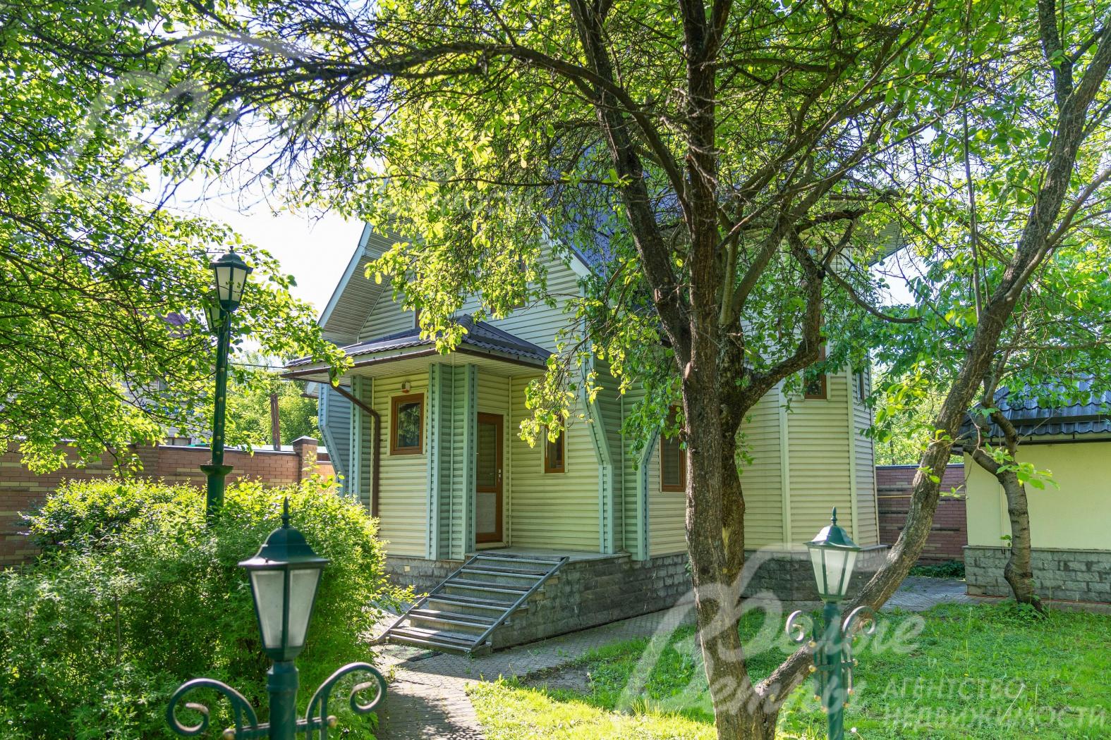 На участке баня из бруса