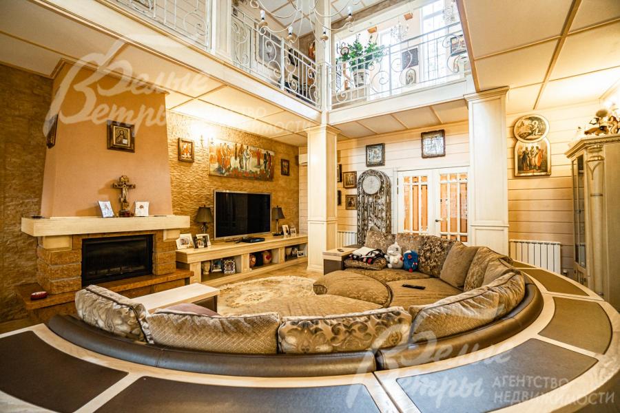 Двухсветная гостиная с камином