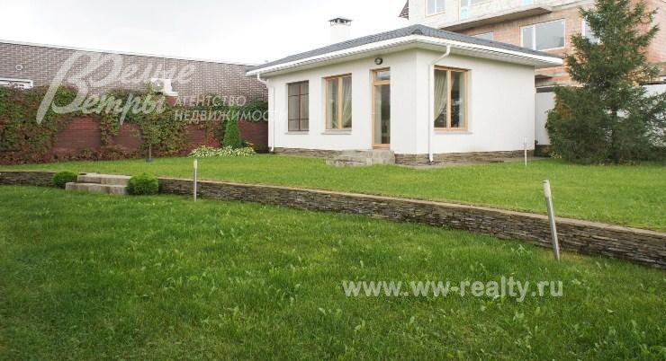 Зимний домик-барбекю с подключенными коммуникациями, мангалом и сауной