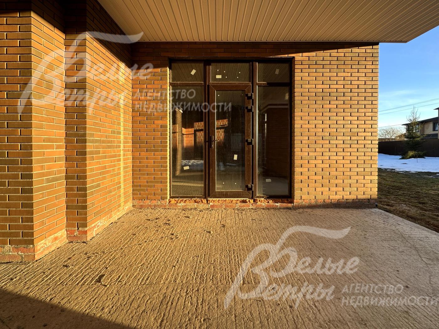 Установлена входная дверь с терморазрывом трёхсекционной конструкции со стеклопакетами в центральной части и боковых створках