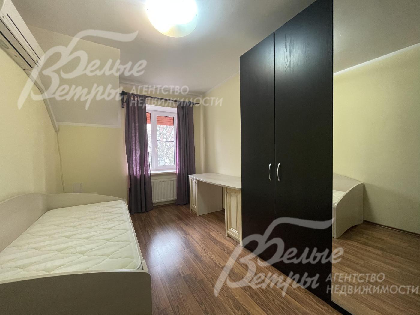 Спальни обставлены мебелью