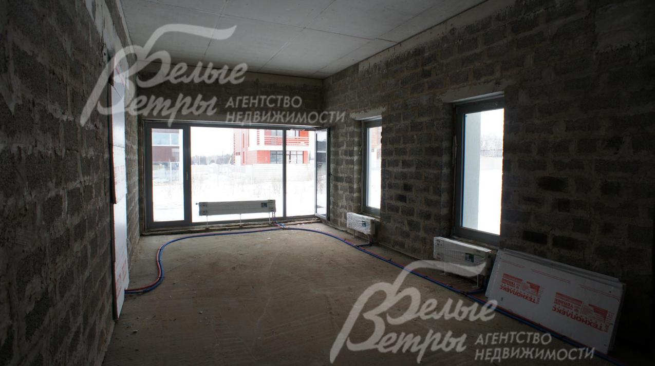 Гостиная с камином и выходом на террасу