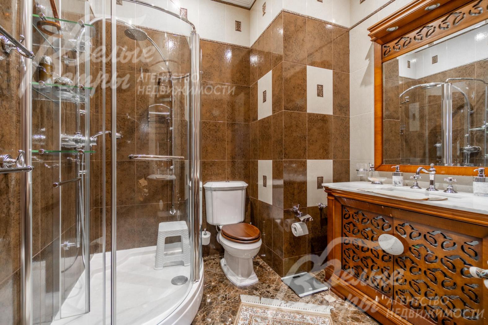 Санузел при спальне на первом этаже с душевой 