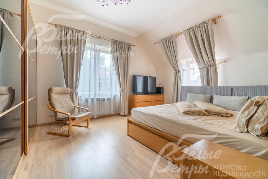 В спальне - дорогостоящая мебель, окна выходят на юг и восток