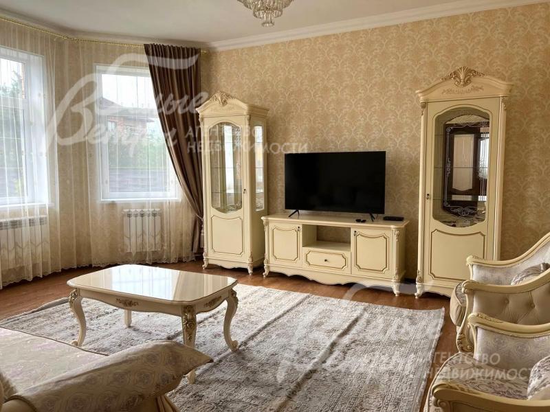 Гостиная с мебелью в классическом стиле.