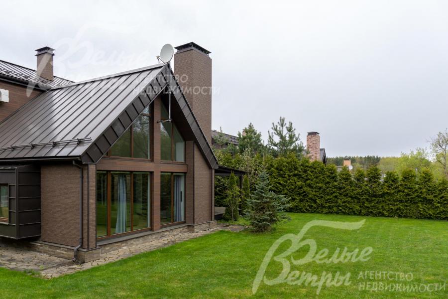 Стильный фасад с комбинированной облицовкой.