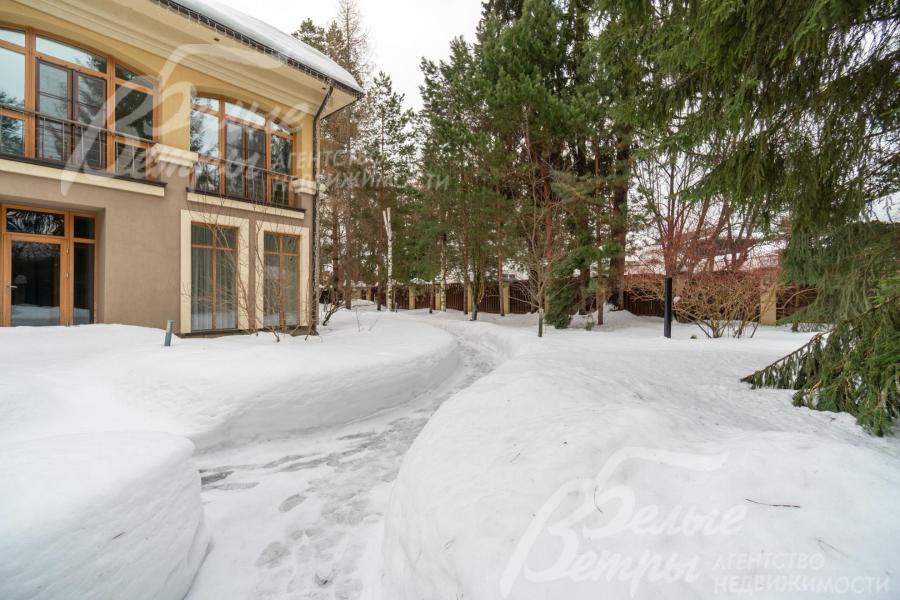 Участок прилесный (граничит с лесным массивом пансионата), территория огорожена деревянным забором на бетонном основании