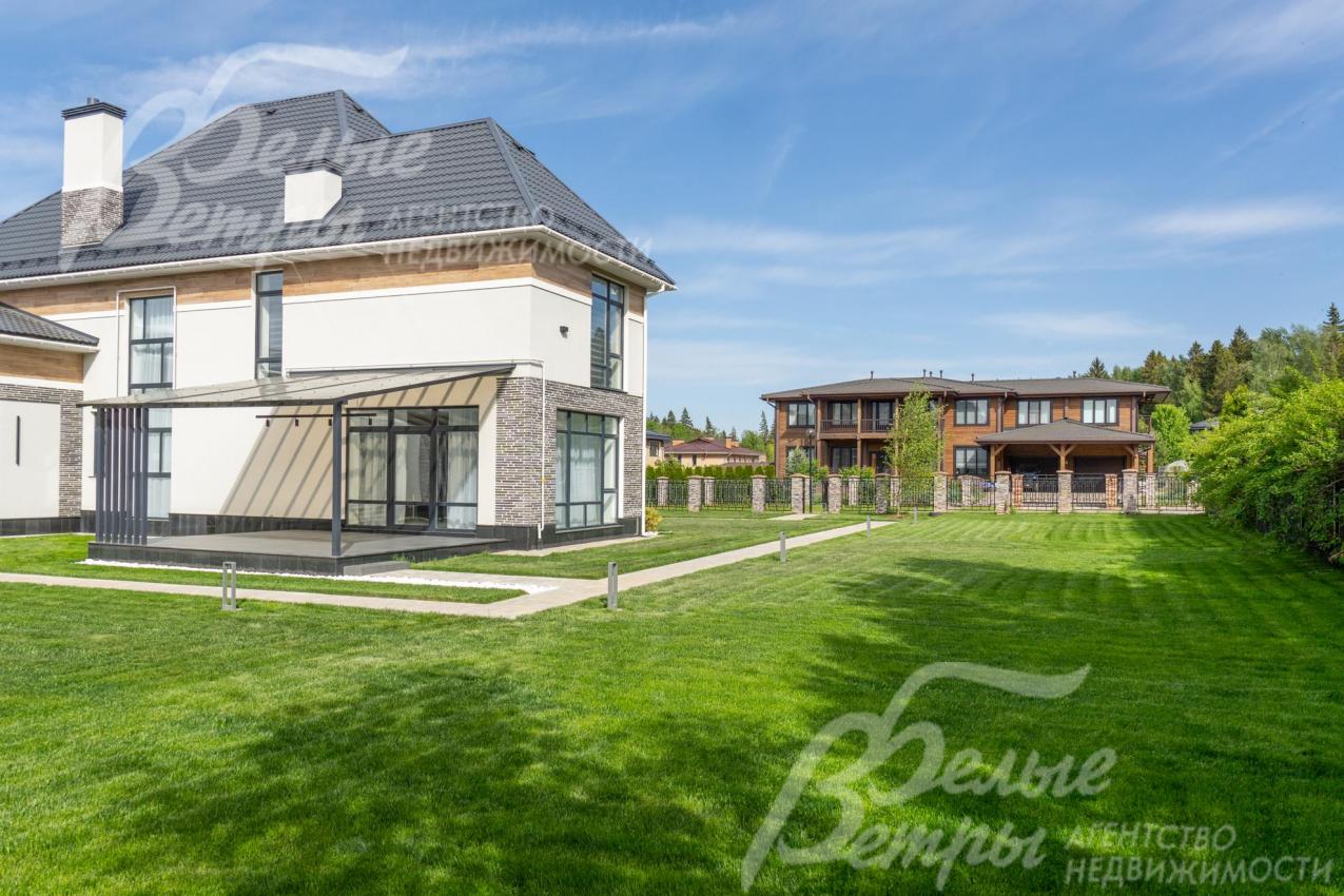 Дом стоит на зелёном облагороженном участке