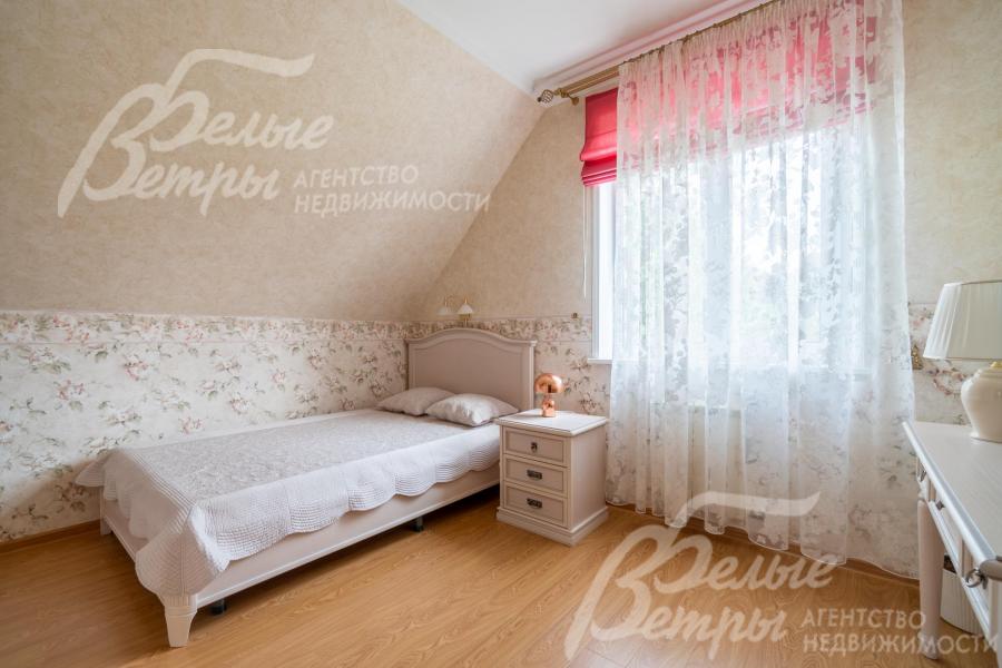 Спальня на втором этаже в светлых тонах