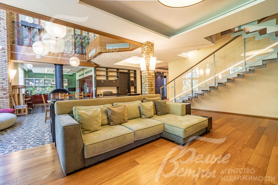 Зона гостиной 46 кв.м На полу паркетная доска из натурального тика 