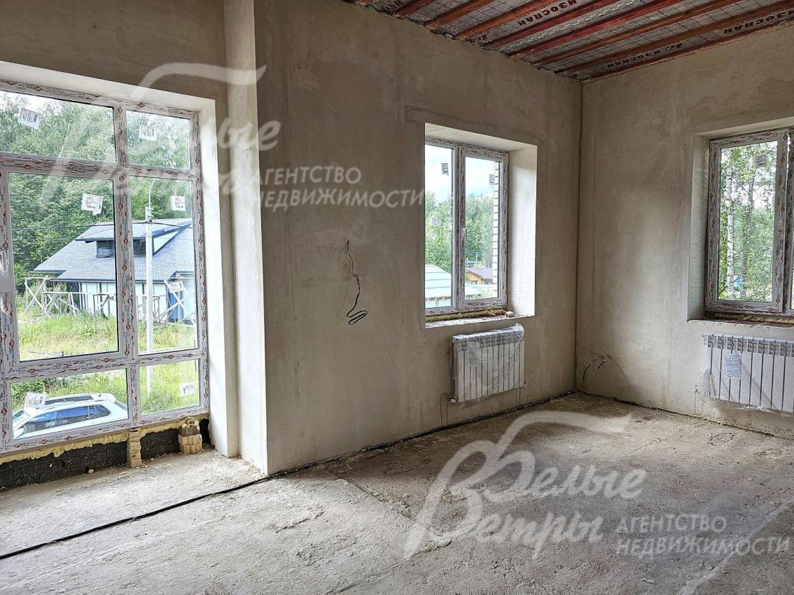 В мастер-спальне панорамное остекление в пол с видом на лес