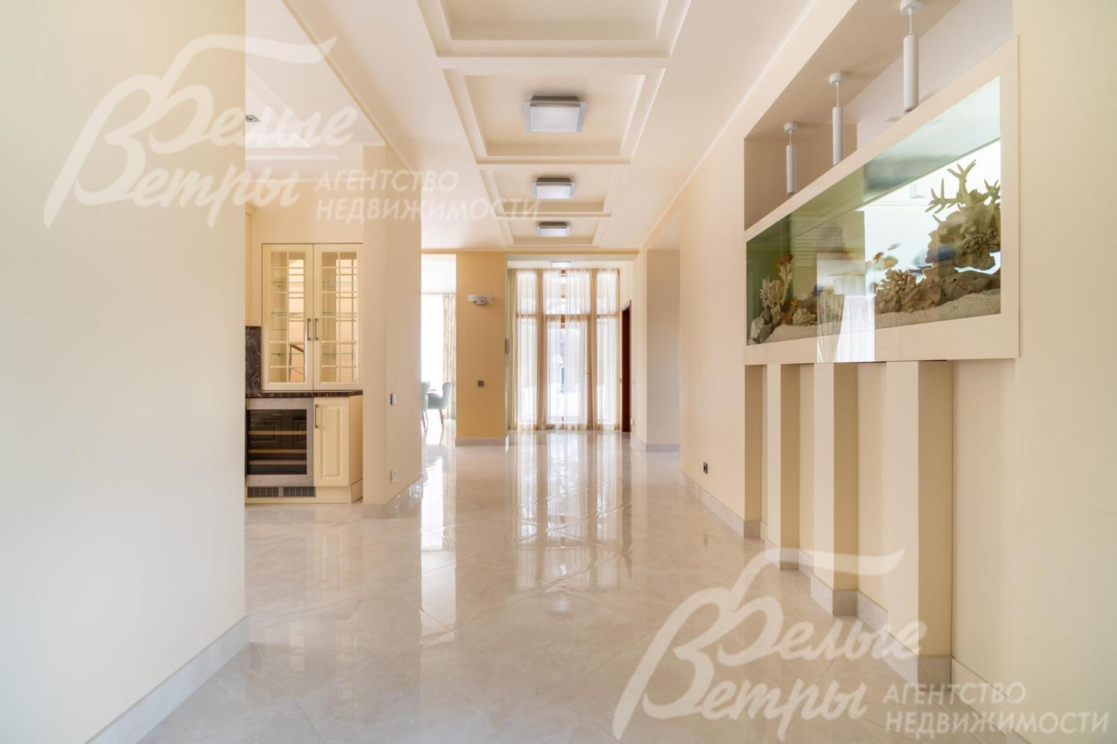 Холл первого этажа площадью 29 кв.м, в конце холла - второй выход на участок