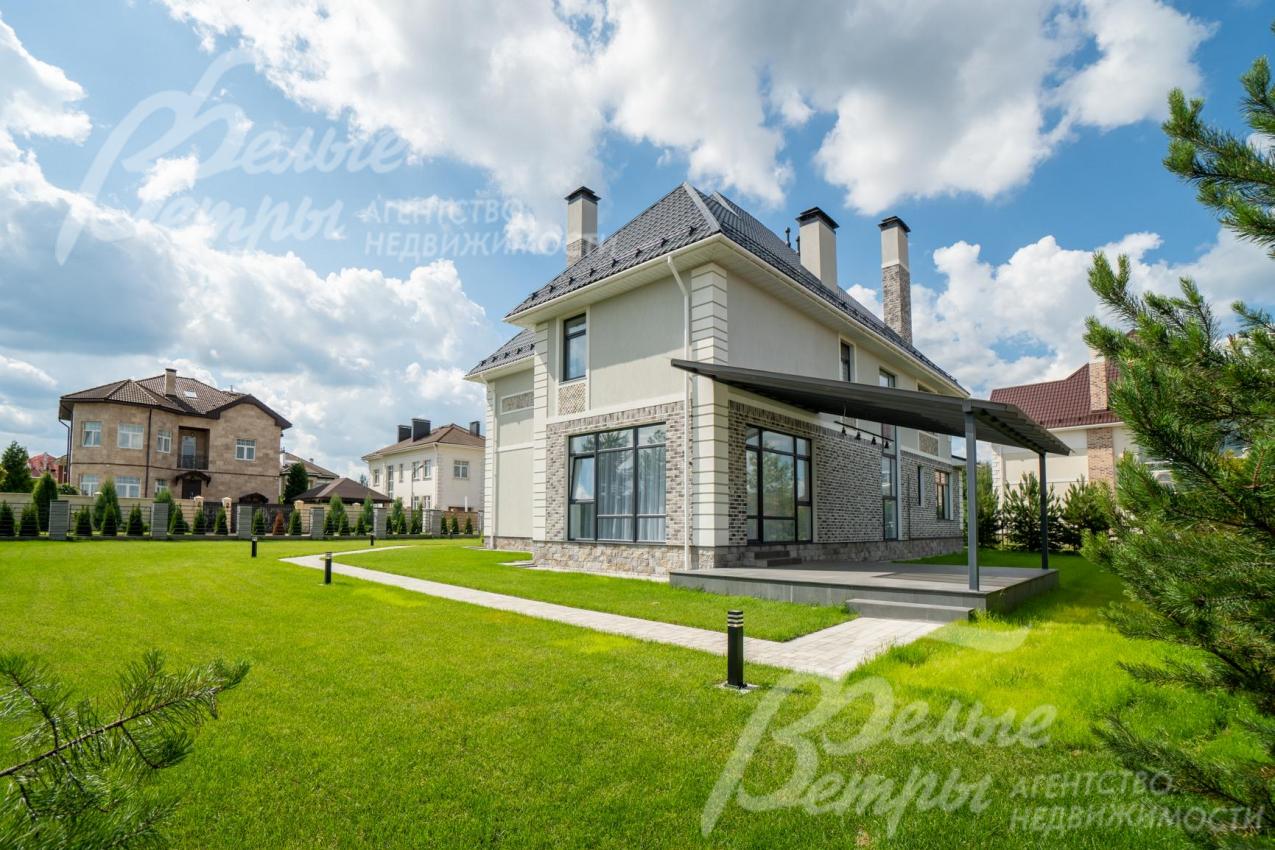 Ухоженный участок с газоном и освещением