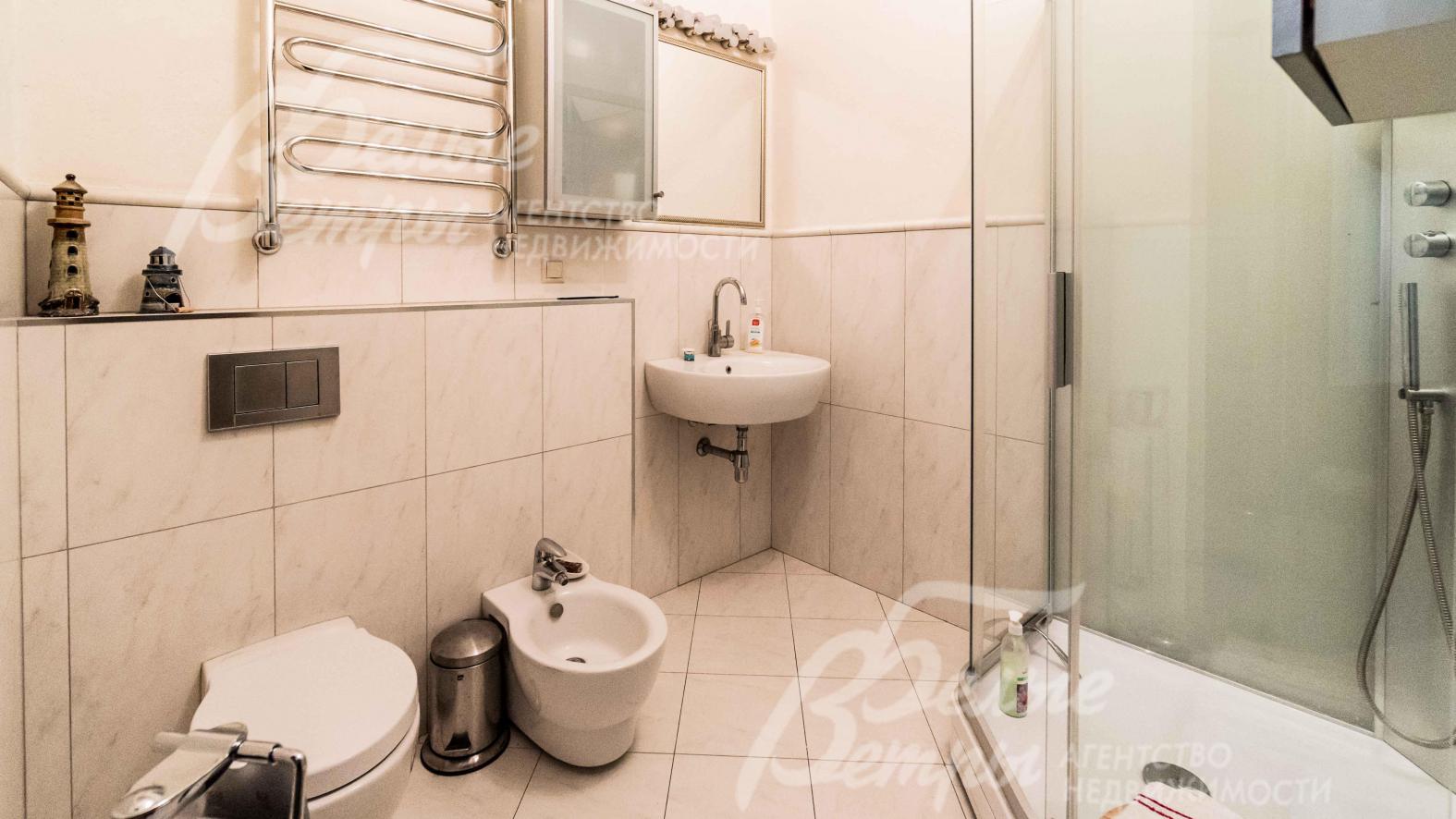 Санузел с душем на первом этаже