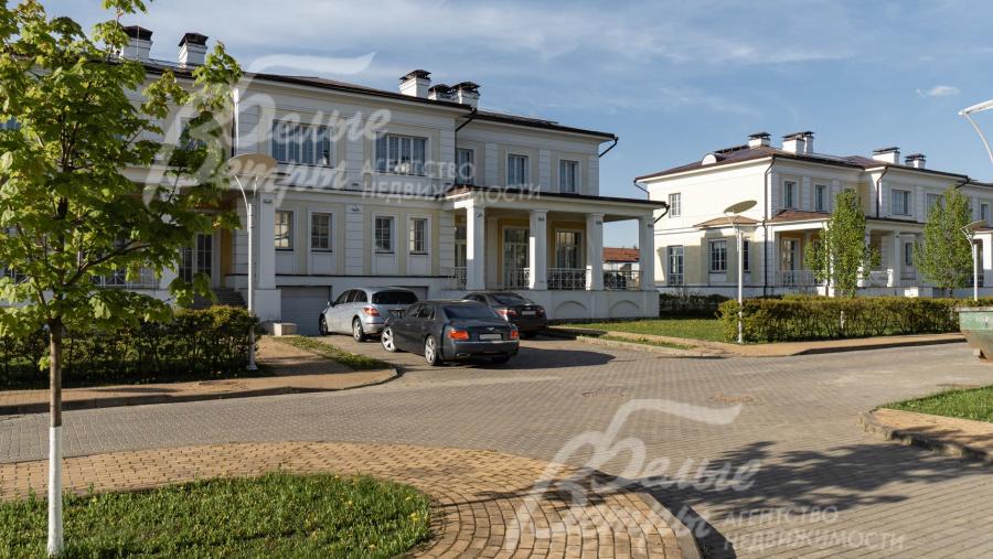 В поселке есть КПП, патрулирование, охранная сигнализация в доме