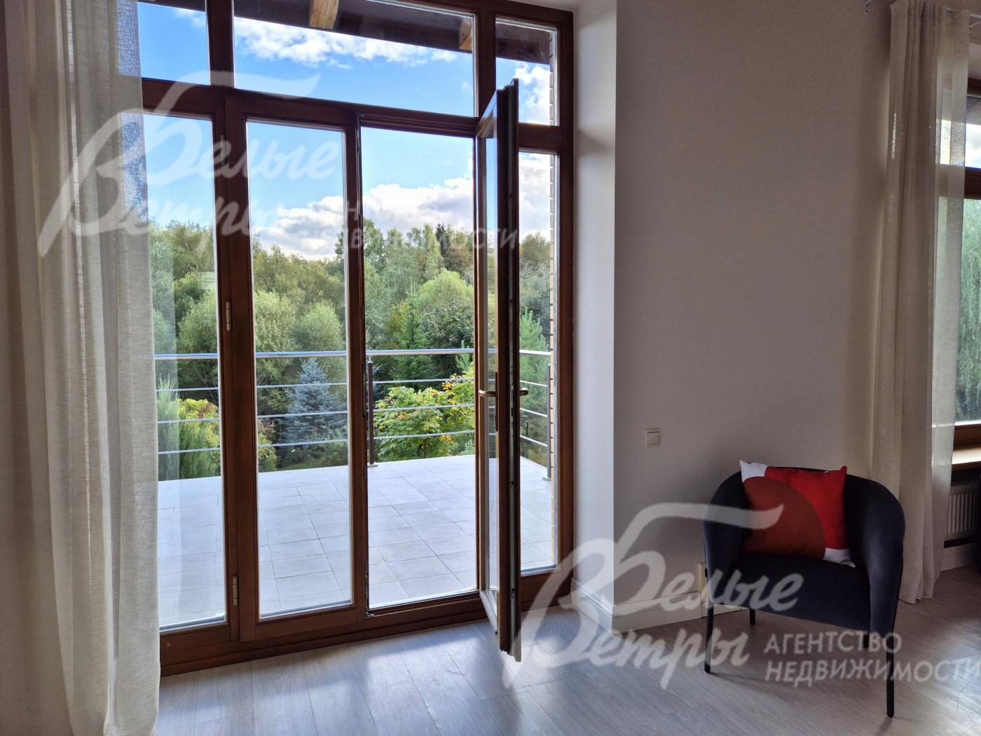 Выход на террасу из студии на втором этаже.