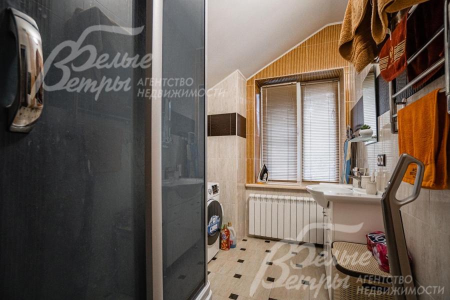 Санузел с душевой в квартире персонала