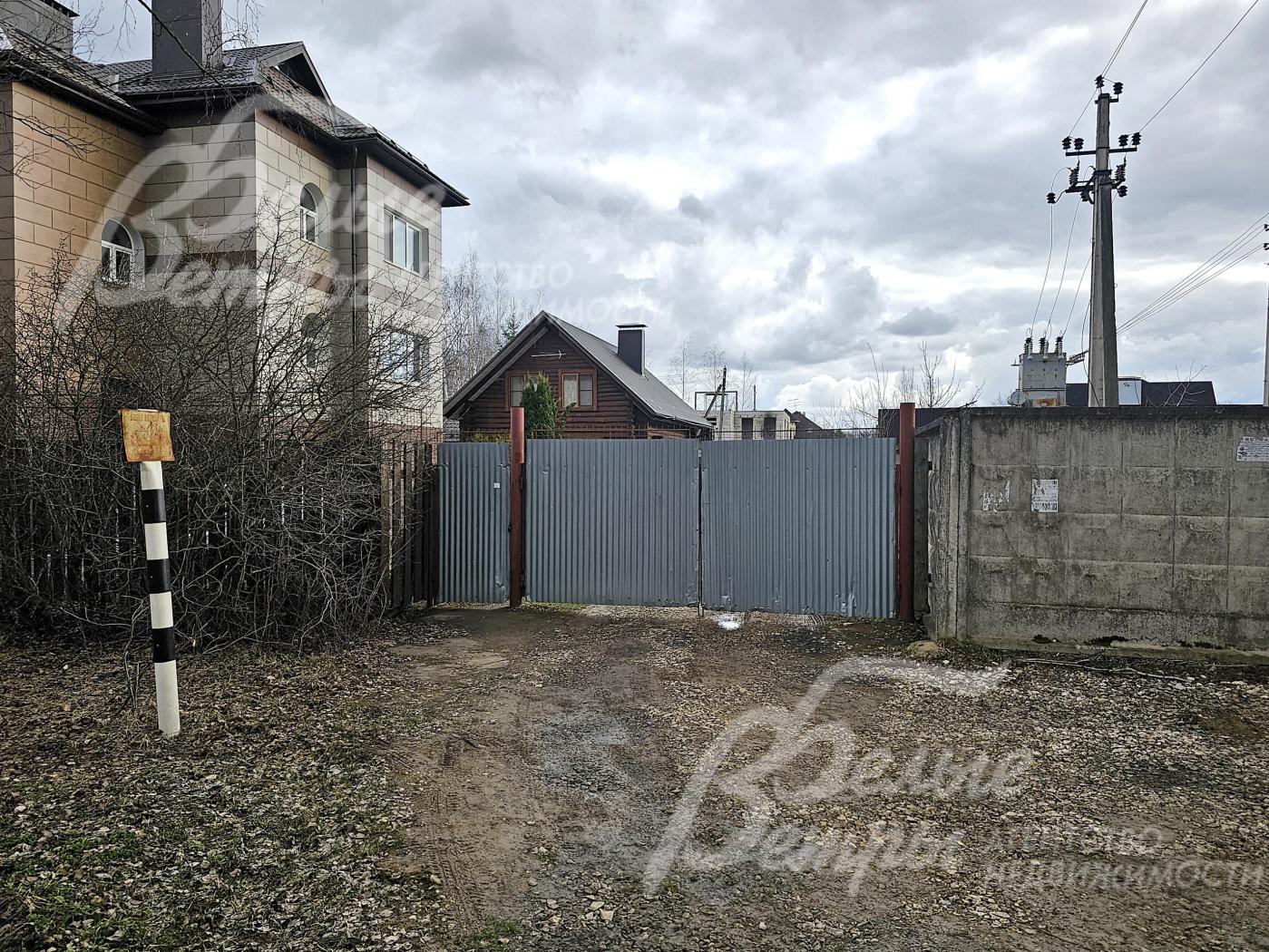 Территория огорожена с трёх сторон, подведено электричество 15 кВт, магистральный газ проходит по границе участка