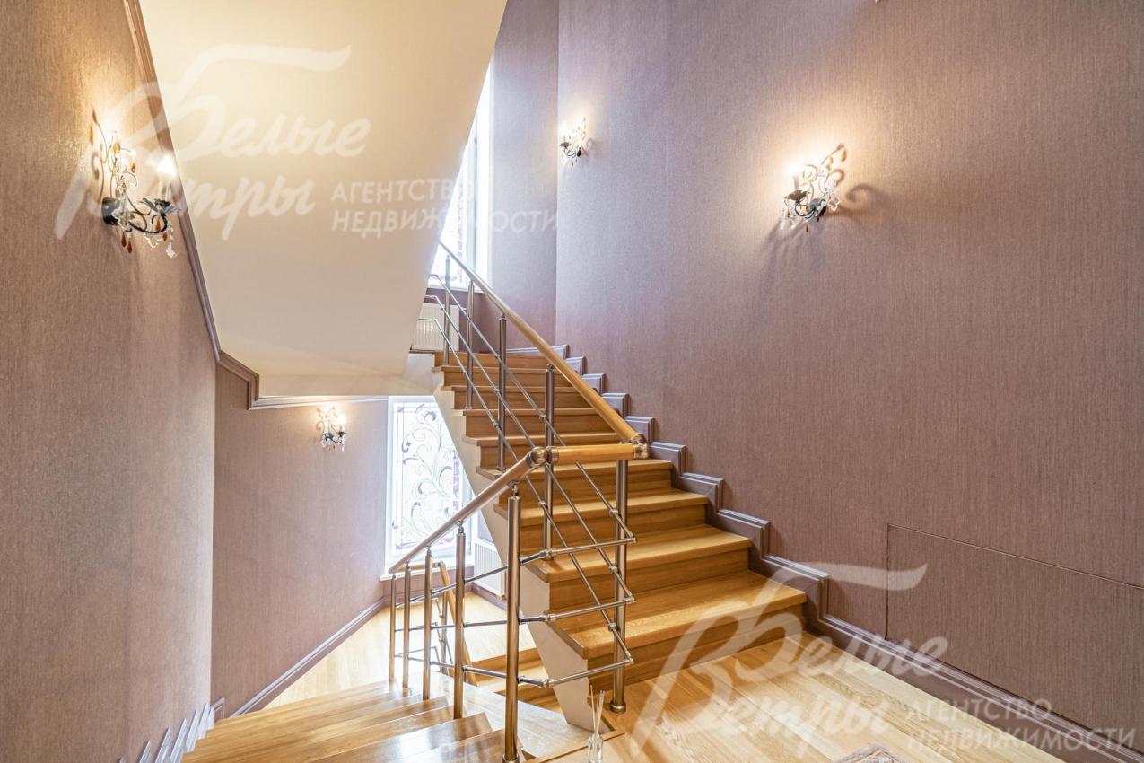 Лестница ж/б монолит, широкая, отделка бук, кованые перила