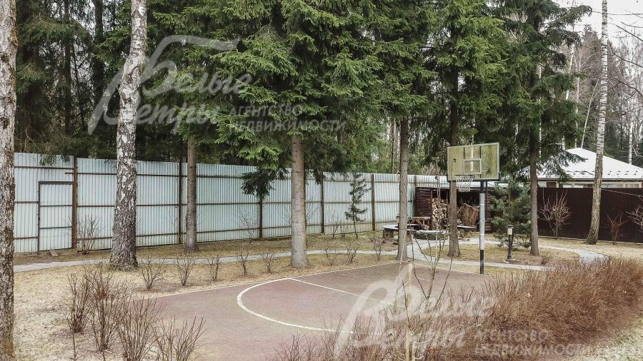 На участке баскетбольная площадка