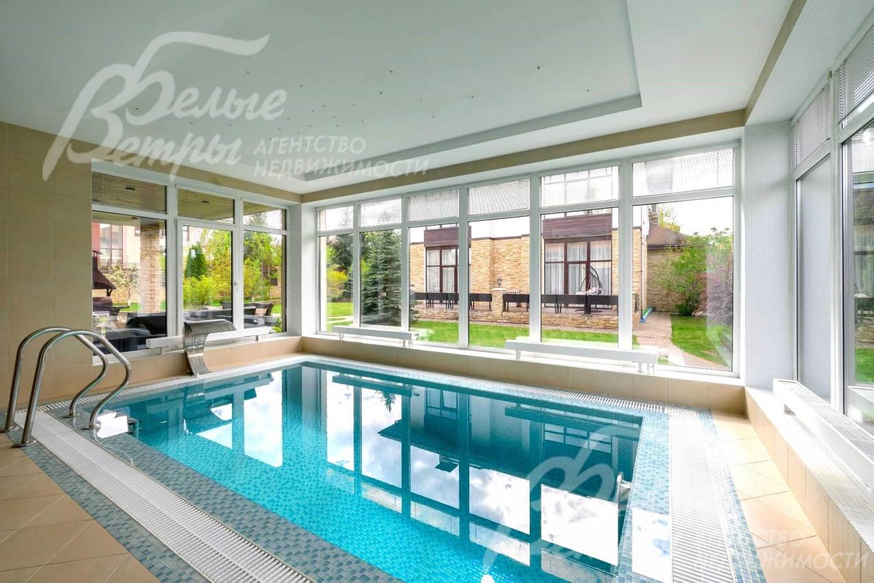 Бассейн переливной с противотоком и водопадом.