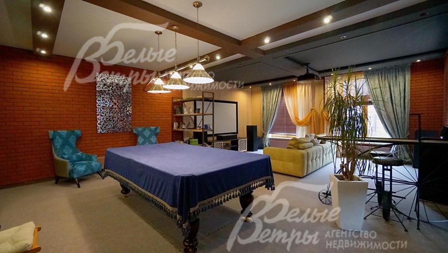 Бильярдная с кинозалом в гостевом доме