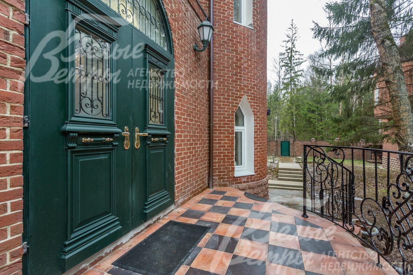 Крыльцо. Большие входные дверьми с арочным завершением. Вход в дом сделан с Востока - согласно требованиям фэнь-шуй