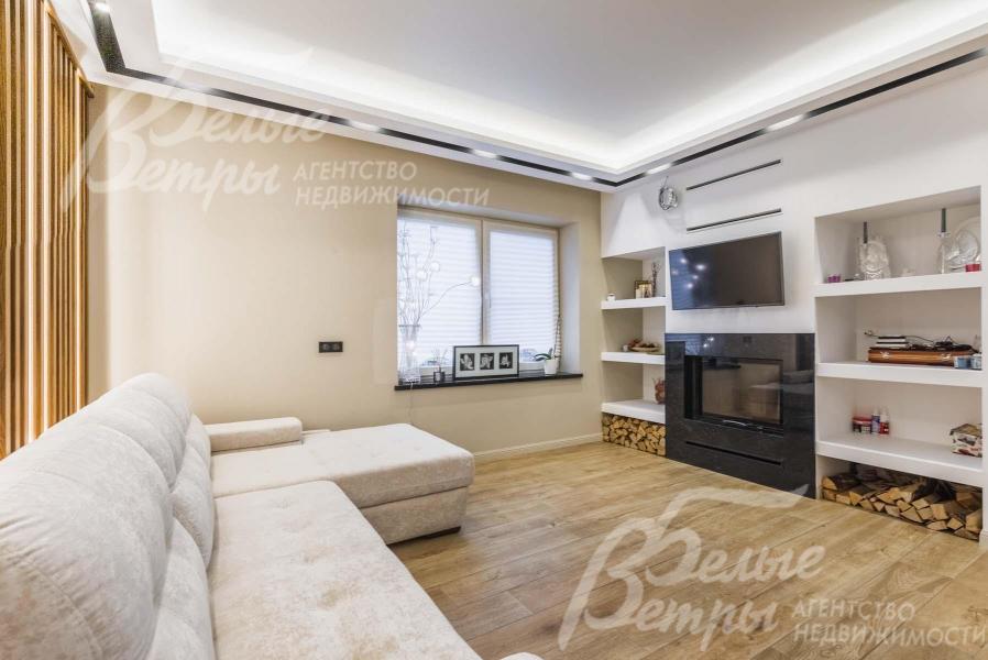 В гостиной дровяной камин