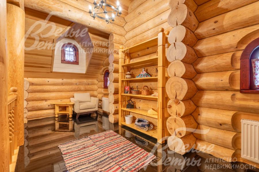 На втором этаже рядом с лестницей обустроена уютная библиотека