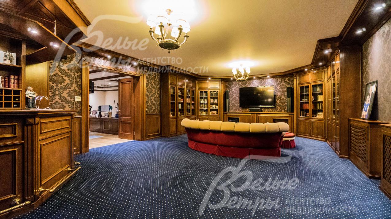 Кинозал-библиотека с барной стойкой