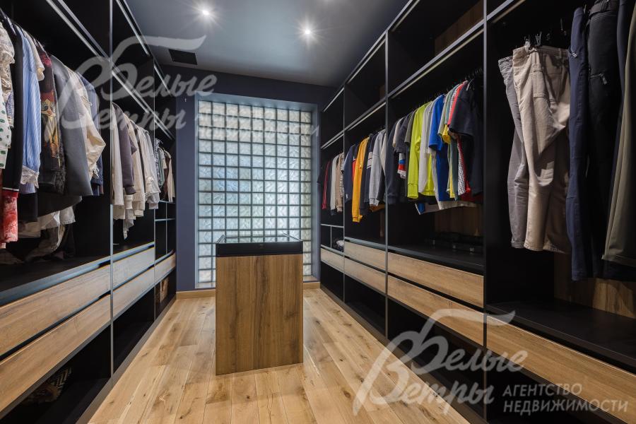 Гардеробная мастер-спальни (собственные гардеробные - во всех спальнях)